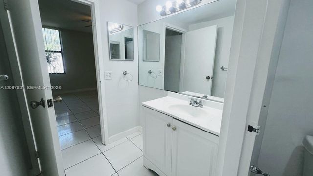 8429 Forest Hills Drive 305, Coral Springs, FL 33065
