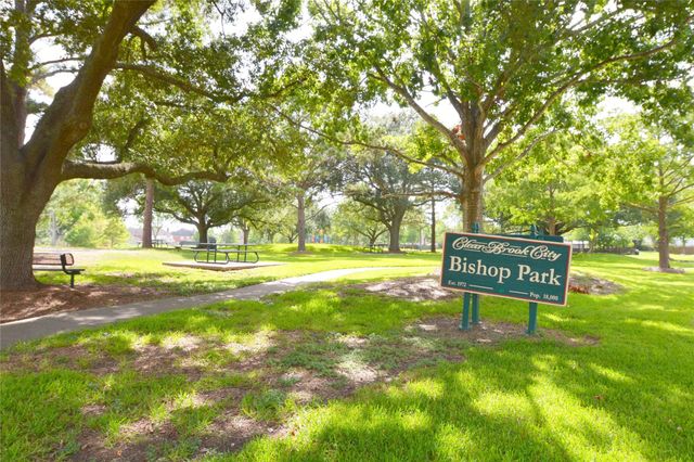 10127 Sagegate Drive, Houston, TX 77089