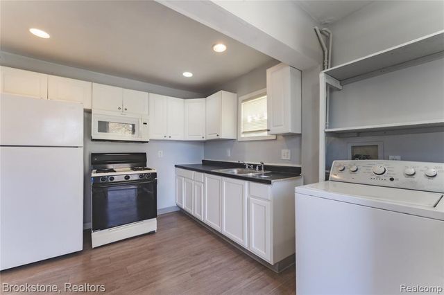 524 Luther Avenue, Pontiac, MI 48341