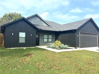 512 S 5th Street, Grandview, TX 76050