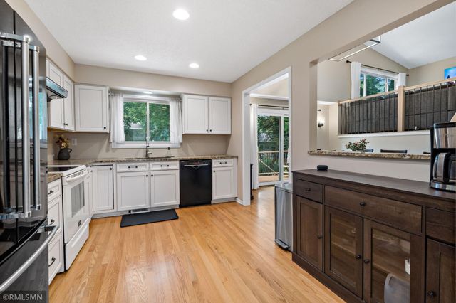 10581 Lake Fall Drive, Eden Prairie, MN 55347