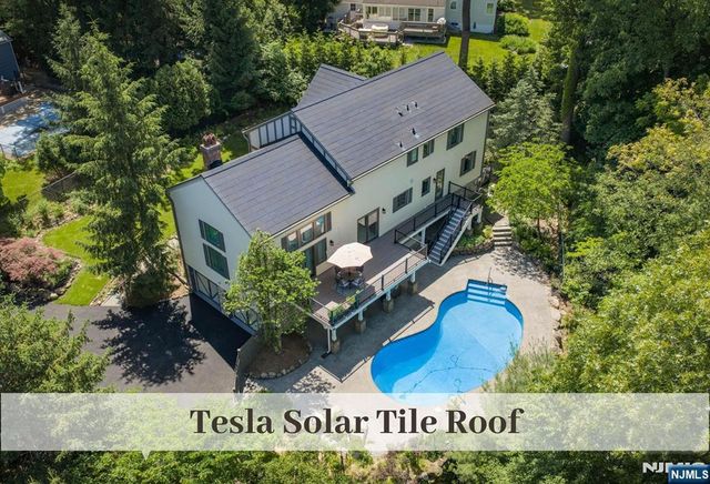 24 Red Rock Court, Ridgewood, NJ 07450