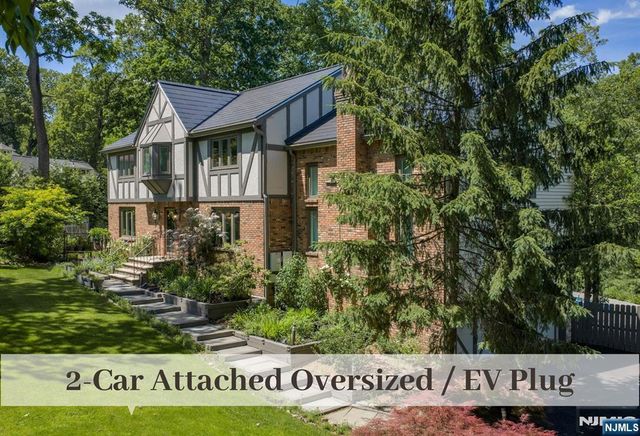 24 Red Rock Court, Ridgewood, NJ 07450