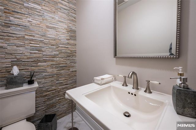 534 Brandon Place, Cliffside Park, NJ 07010