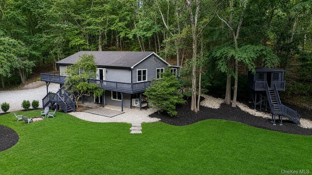 644 Bread And Cheese Hollow Road, Northport, NY 11768
