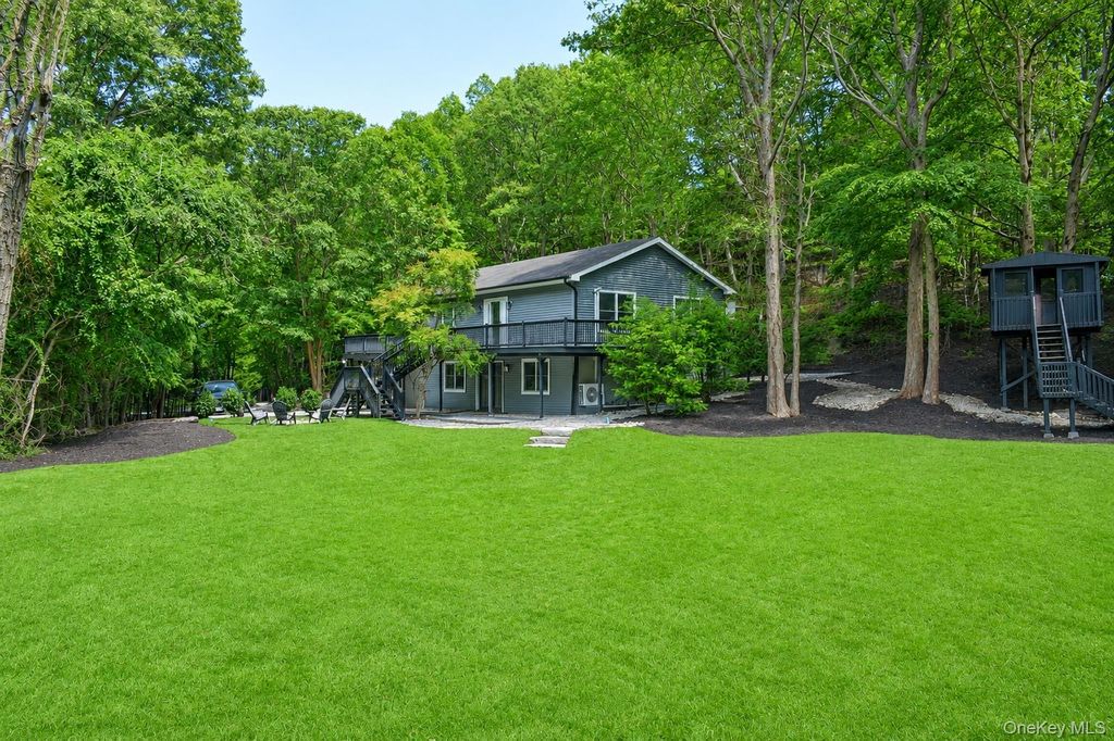 644 Bread And Cheese Hollow Road, Northport, NY 11768