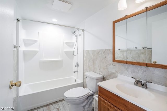 5 Deer Run Dr, High Bridge Boro, NJ 08829