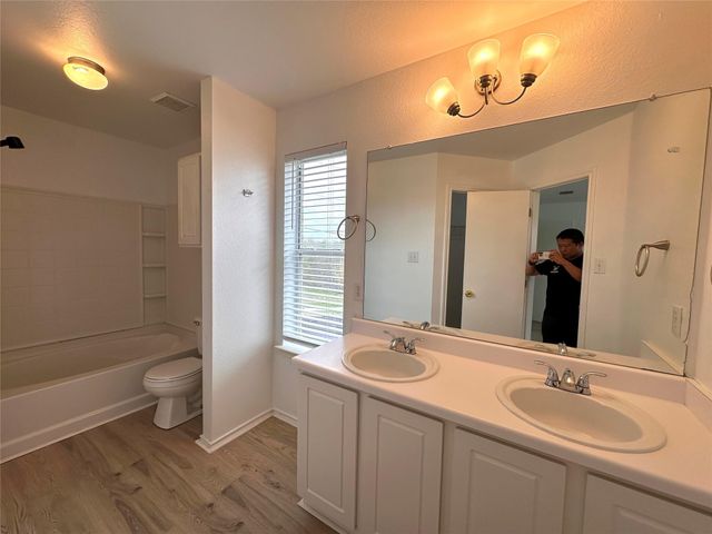 722 Lavaca LOOP, Elgin, TX 78621