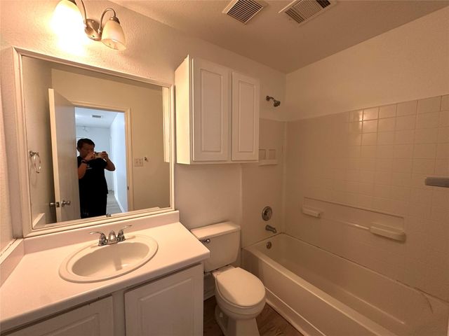 722 Lavaca LOOP, Elgin, TX 78621