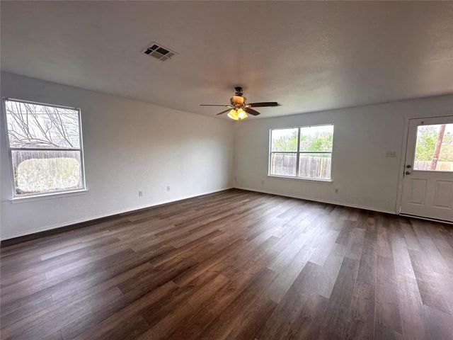 722 Lavaca LOOP, Elgin, TX 78621