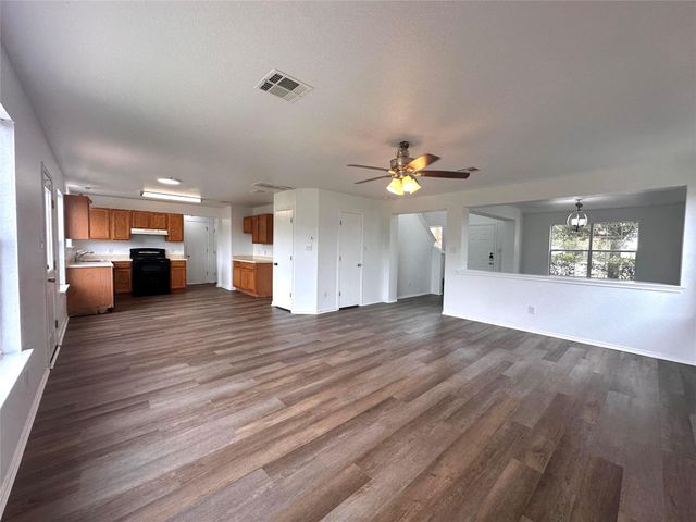 722 Lavaca LOOP, Elgin, TX 78621