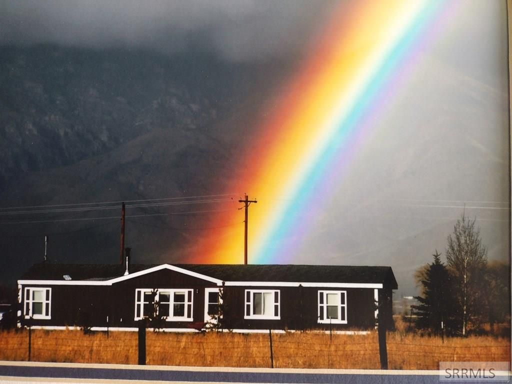 Image 2 of property listing at 3195 N 3350 W, Moore, ID 83255