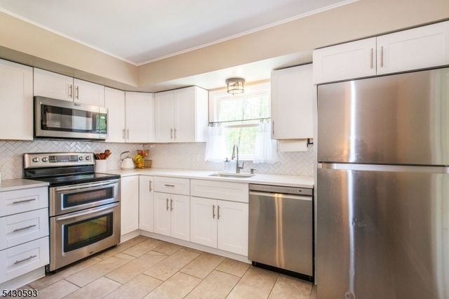 87 Oakdale Rd, Chester Boro, NJ 07930