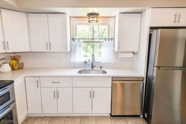 87 Oakdale Rd, Chester Boro, NJ 07930