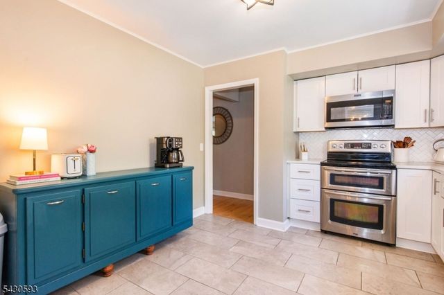 87 Oakdale Rd, Chester Boro, NJ 07930