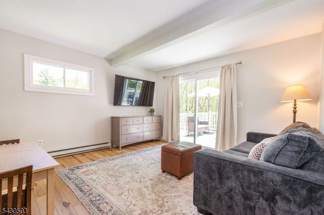 87 Oakdale Rd, Chester Boro, NJ 07930