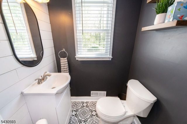 87 Oakdale Rd, Chester Boro, NJ 07930