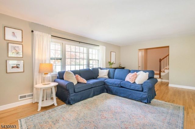 87 Oakdale Rd, Chester Boro, NJ 07930