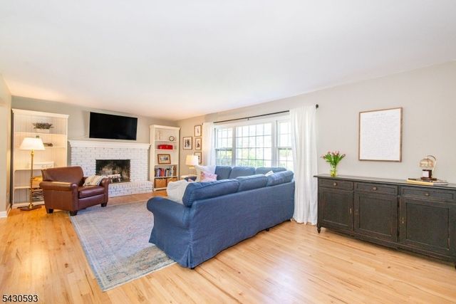 87 Oakdale Rd, Chester Boro, NJ 07930