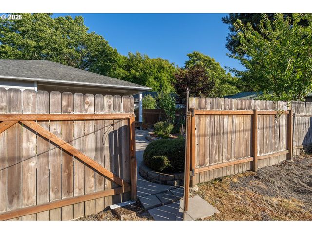 527 26TH Ave, Longview, WA 98632