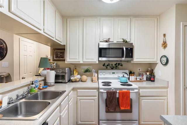 806 W 24th ST 328, Austin, TX 78705