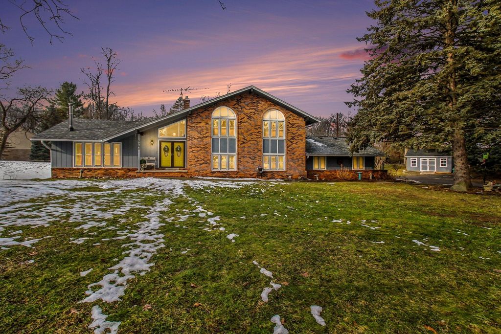 5060 Glenway Drive, Brighton, MI 48116