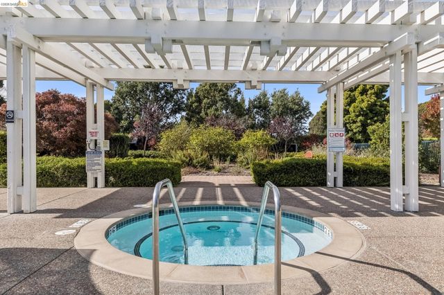 11 Bayside Ct, Richmond, CA 94804