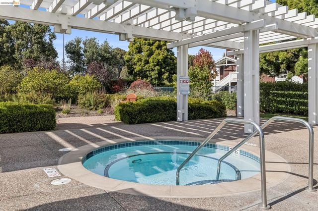 11 Bayside Ct, Richmond, CA 94804