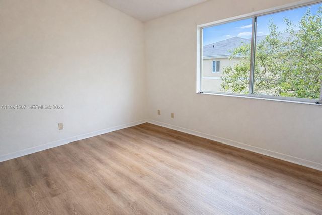 835 NE 212th Ter 4, Miami, FL 33179