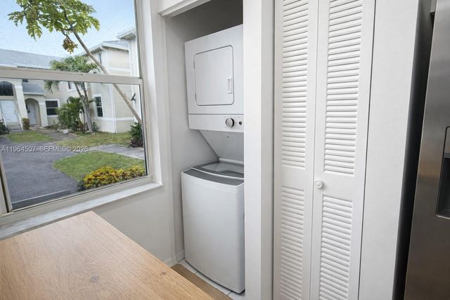 835 NE 212th Ter 4, Miami, FL 33179