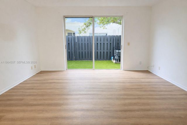 835 NE 212th Ter 4, Miami, FL 33179