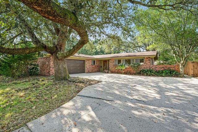 655 NE Merioneth Drive, Fort Walton Beach, FL 32547