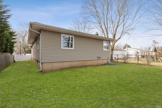 5 Ashland Street, Mount Sinai, NY 11766