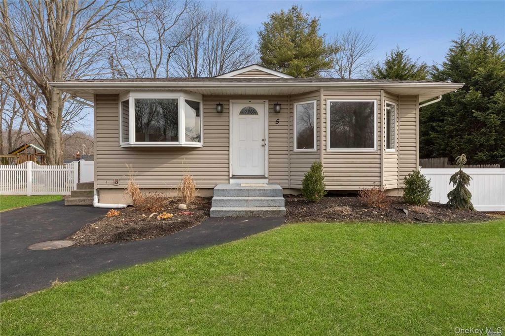 5 Ashland Street, Mount Sinai, NY 11766