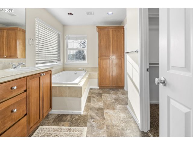 490 Ne 64TH Way, Hillsboro, OR 97124