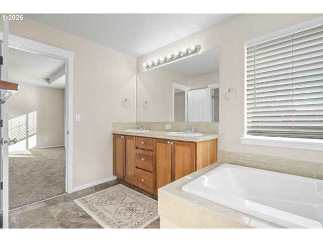 490 Ne 64TH Way, Hillsboro, OR 97124