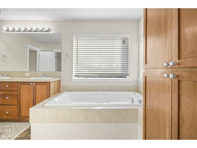 490 Ne 64TH Way, Hillsboro, OR 97124