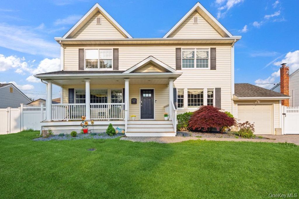 47 Syosset Circle, Syosset, NY 11791