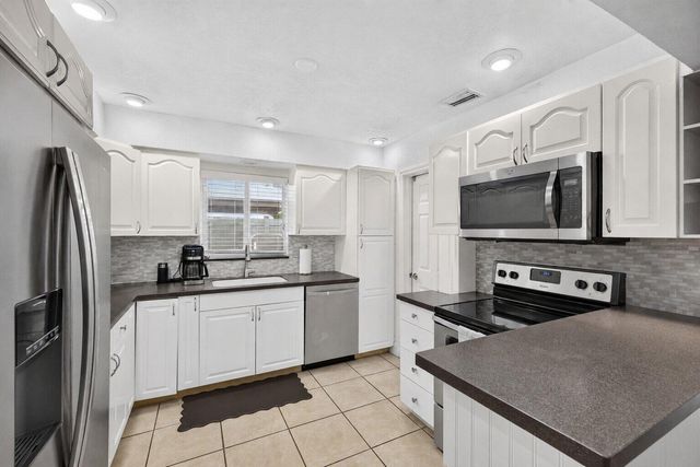 4031 NE 15TH Avenue, Oakland Park, FL 33334