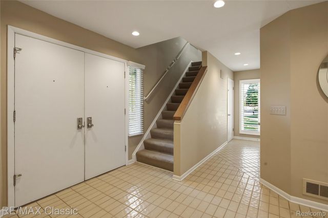 5423 W Bloomfield Lake Road, West Bloomfield Charter Township, MI 48323