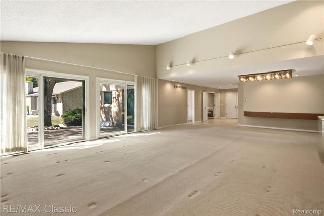 5423 W Bloomfield Lake Road, West Bloomfield Charter Township, MI 48323