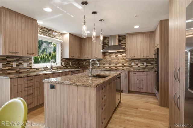 5423 W Bloomfield Lake Road, West Bloomfield Charter Township, MI 48323