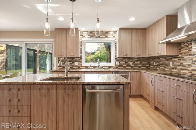 5423 W Bloomfield Lake Road, West Bloomfield Charter Township, MI 48323