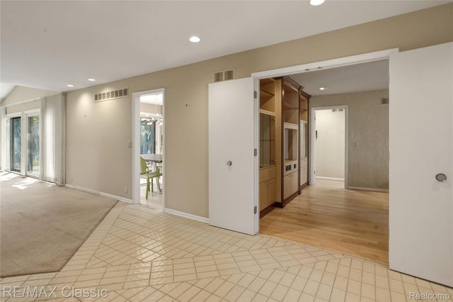 5423 W Bloomfield Lake Road, West Bloomfield Charter Township, MI 48323