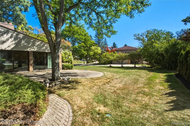5423 W Bloomfield Lake Road, West Bloomfield Charter Township, MI 48323