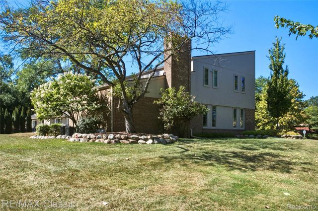 5423 W Bloomfield Lake Road, West Bloomfield Charter Township, MI 48323