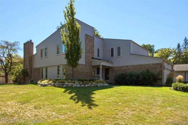 5423 W Bloomfield Lake Road, West Bloomfield Charter Township, MI 48323