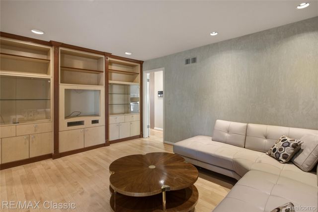 5423 W Bloomfield Lake Road, West Bloomfield Charter Township, MI 48323