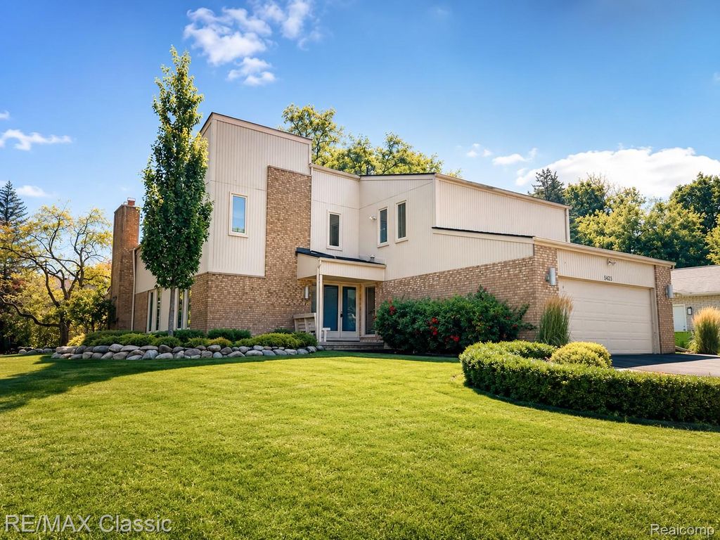 5423 W Bloomfield Lake Road, West Bloomfield Charter Township, MI 48323