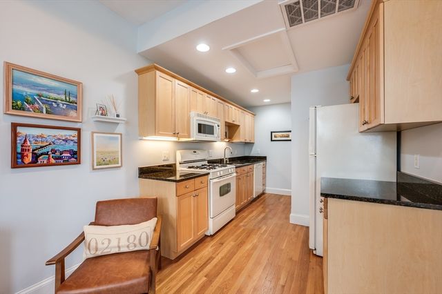 39 Chestnut St 2C, Stoneham, MA 02180